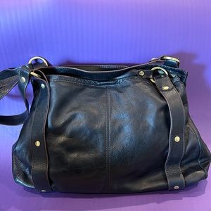 HOBO purse Black Leather Shoulder Bag- magnetic closures
